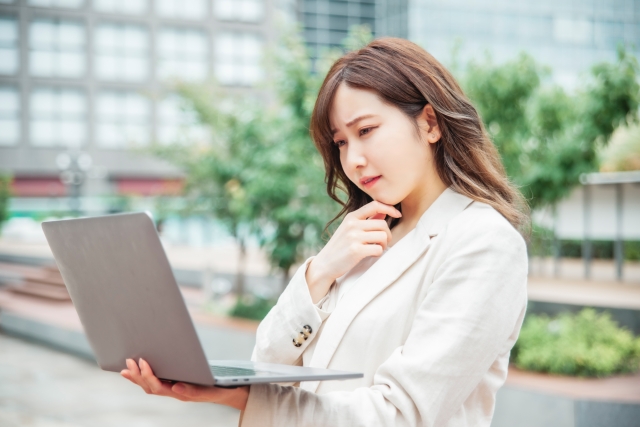 パソコンを見る女性